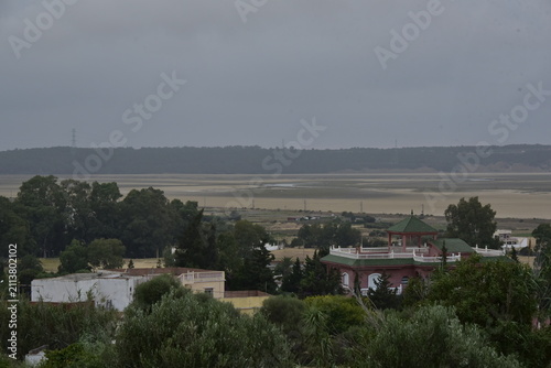 Maisons à côté d'une colline boisée en fin de journée à Hjar Hennahah au Maroc 