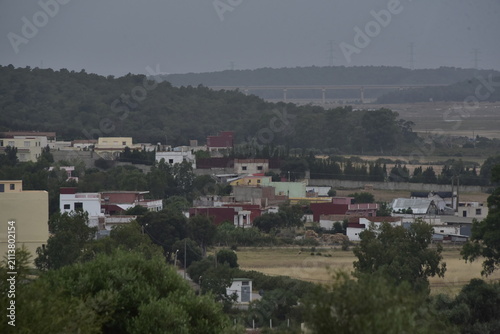 Maisons à côté d'une colline boisée en fin de journée à Hjar Hennahah au Maroc 