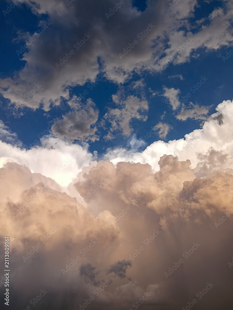 Obraz premium A large thundercloud over the city. Color photograph of a large rain cloud over a city during the daytime.