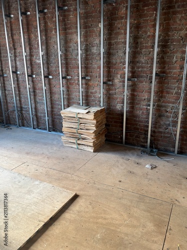 Foto Metal Wall Framing and old wooden pallets with  Exposed Brick Wall Inside Buildi