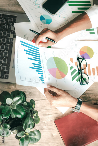 Foto Person analyzes financial charts with focused attention