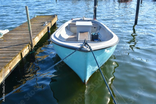 Fotografie A small boat at a wooden pier.