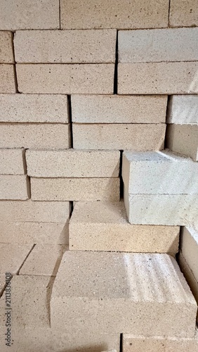 Canvastavla Close-up of stacked refractory bricks or fireclay blocks with rough beige surface in industrial storage
