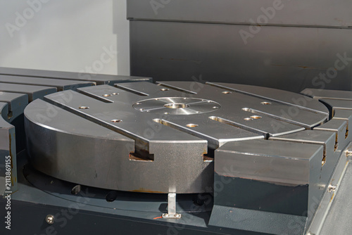 Fotografie Heavy-duty CNC rotary indexing table integrated into a machine tool bed