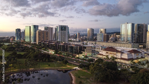 Bild auf Leinwand Twilight aerial view of Ala Moana Center and Honolulu skyline on Oahu, Hawaii