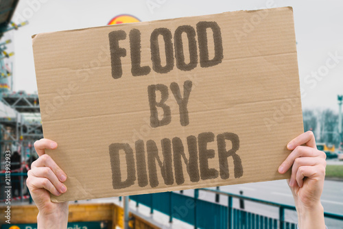 Cuadro en lienzo "Flood By Dinner" Rain can escalate before evening ends