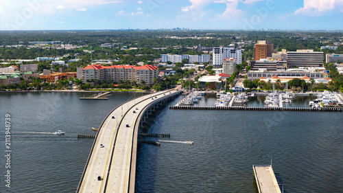 Canvastavla Aerial view of the Green Bridge connecting Palmetto to downtown Bradenton, FL