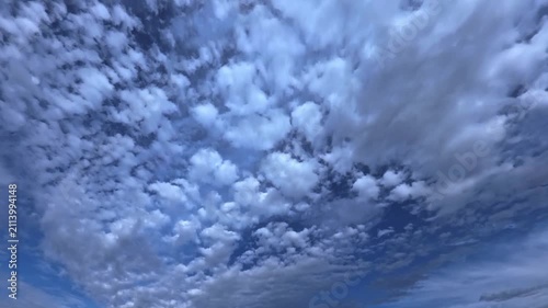 東に向かって流れて行く午後の雲