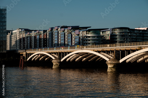 Bild auf Leinwand Grosvenor bridge spanning river thames with modern buildings