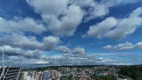 街の上を流れて行く雲
