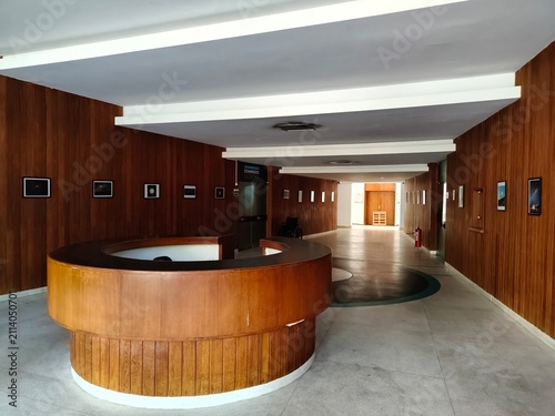 Bild auf Leinwand Hall de entrada e balcão circular de atendimento em madeira no Planetário da Gáv
