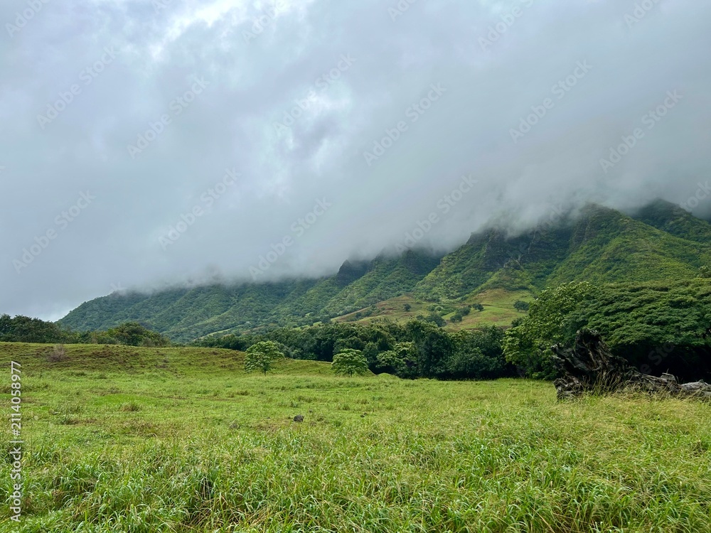 Fototapeta premium Cloud Covered Mountains Kualoa Ranch