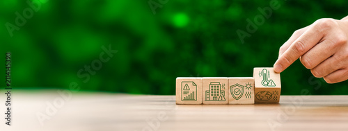 Foto Climate risk management concept with hand placing heat warning icon cube on wood