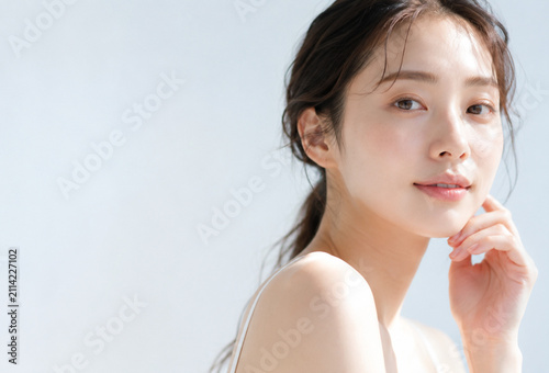 透明感のあるナチュラルな日本人女性の美容ポートレート｜スキンケア・ビューティー・化粧品広告・コピースペース