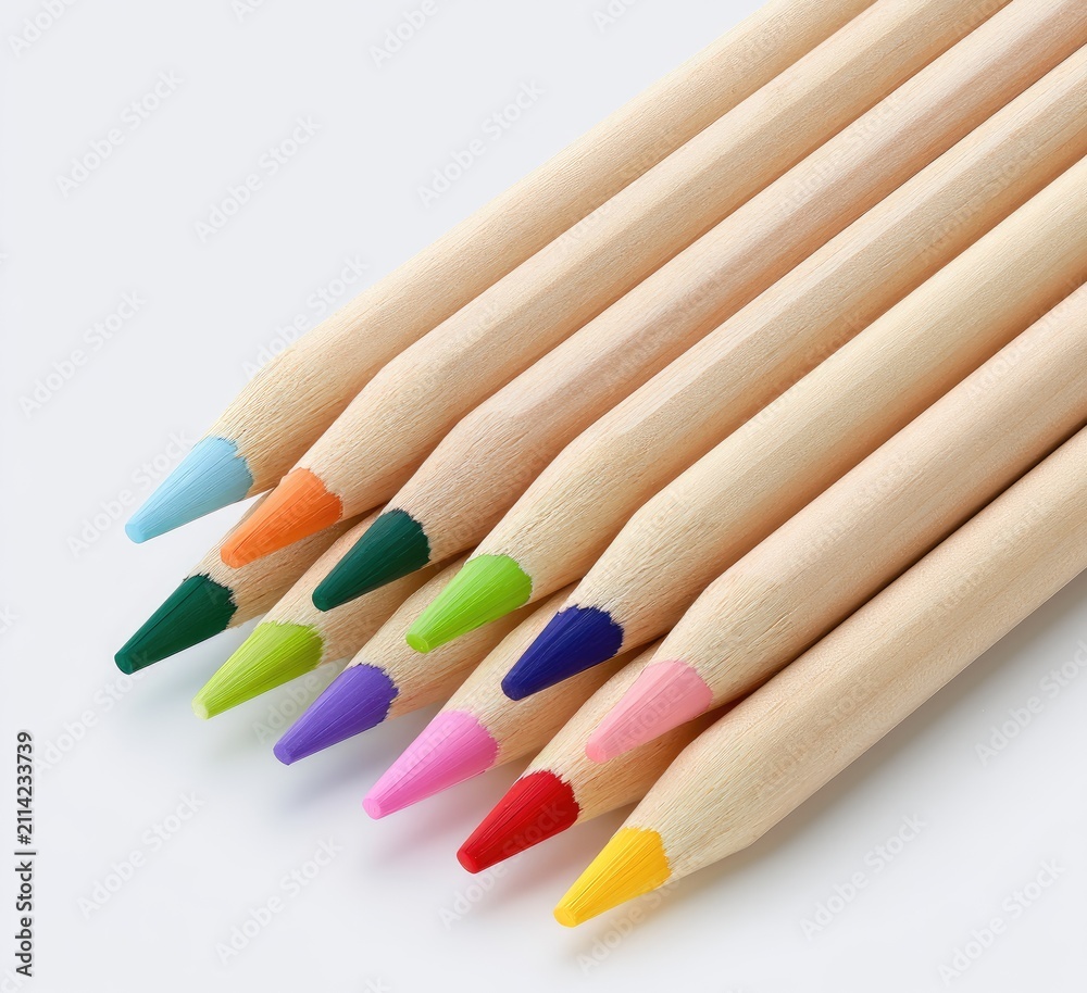 Obraz premium Close-up of sharpened colored pencils arranged diagonally