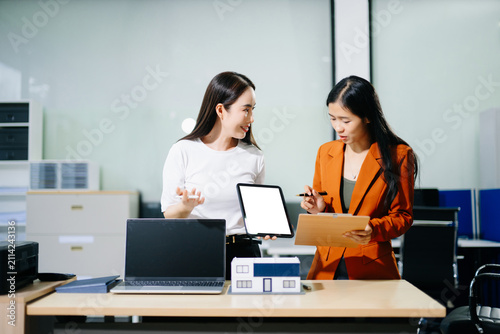 Konstfotografi Real estate broker agent presenting and consult to customer to decision making s