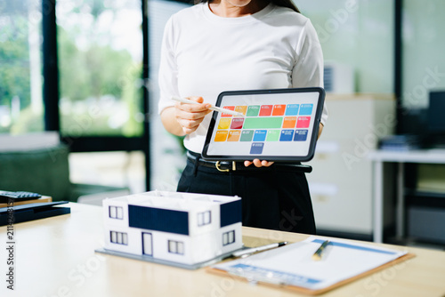 Foto Real estate broker agent presenting and consult to customer to decision making s
