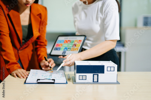 Fotografía Real estate broker agent presenting and consult to customer to decision making s
