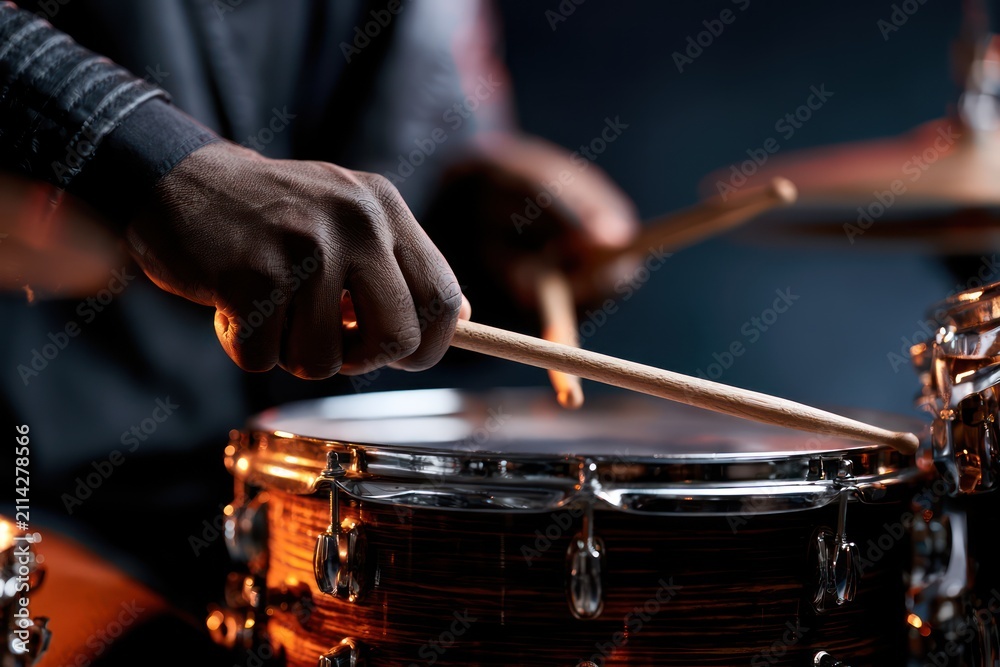 Obraz premium Musician holding drumsticks above snare drum