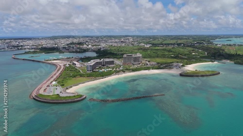夏の宮古島サンセットビーチ 澄んだ透明度の高い海と白い砂浜 観光プロモーション向け4Kドローン映像