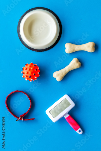 Obraz na płótnie Set of treats and toys for pets with bones, collar and bowl on blue background t