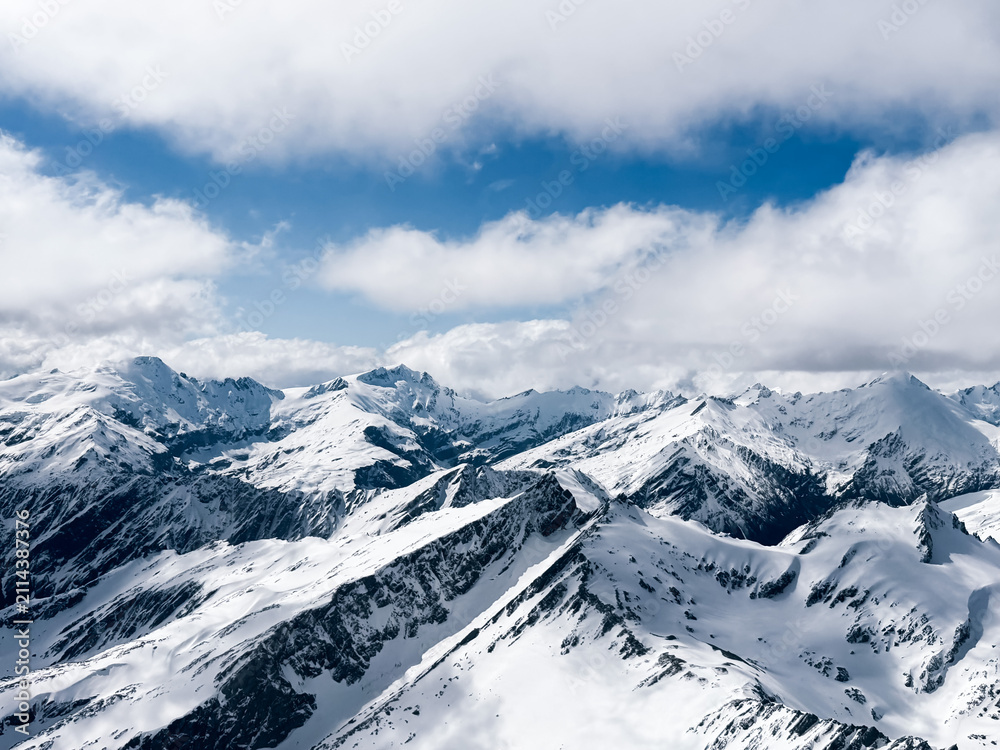 Obraz premium Aerial view of snow-covered peaks near Aoraki Mount Cook, New Zealand