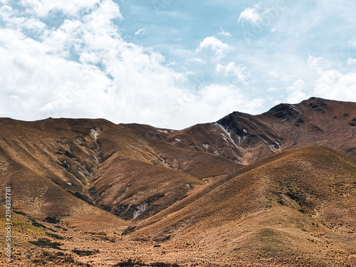 Cuadro en lienzo Eroded tussock mountainside at Lindis Pass, New Zealand