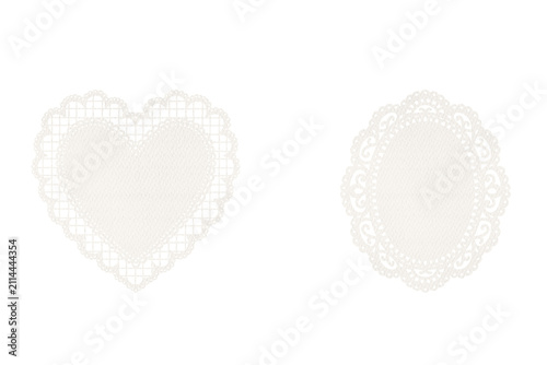 Foto Two white paper doilies, one heart-shaped and one oval, with delicate lace edges