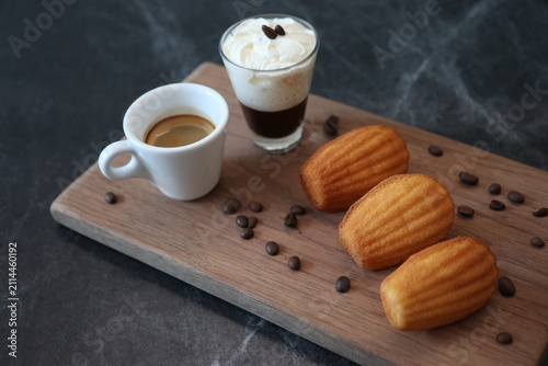 Foto Traditional French Pastry Madeleine Cakes Baked Goods Served Served with Fresh C