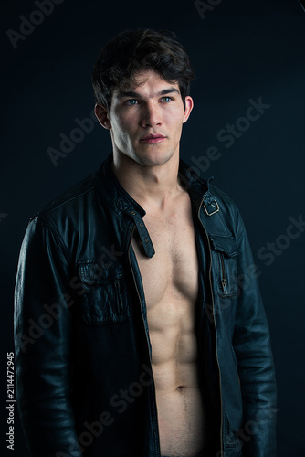 Fotografía Studio portrait of handsome young man, serious expression