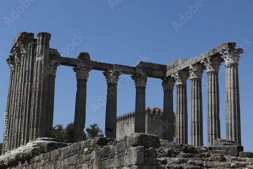 Colonnes antiques du temple romain d'Évora sous un ciel bleu dans l'Alentejo
