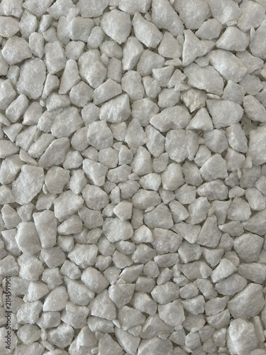 Surface composée de gravillons blancs naturels offrant une texture homogène et lumineuse