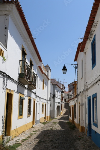 Vue paisible d'une rue ancienne dans le centre historique d'Évora au Portugal