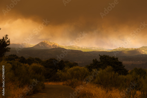 Canvastavla Devastating wildfire smoke covering mountains and forest, creating an ominous or