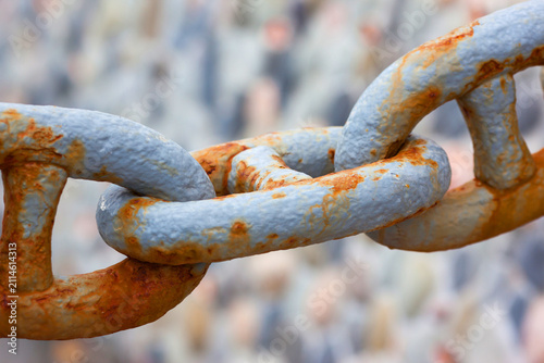 Quadro su tela Close-up of interconnected rusty metal chain links with peeling blue paint
