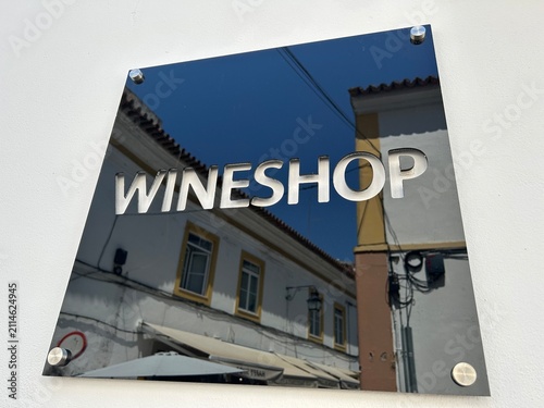 Enseigne de cave à vin avec reflet du patrimoine architectural d'Évora au Portugal