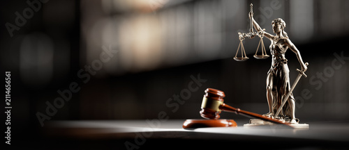 Cuadro en lienzo Lady Justice Statue and Judge Gavel on Desk Symbolizing Law, Legal System and Co