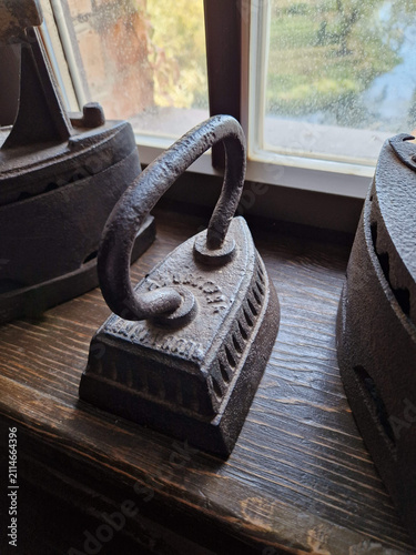 фотографія Vintage heavy iron flatiron artifact displayed in a museum setting