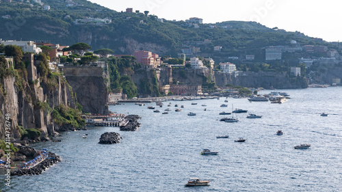 Canvastavla Late afternoon summer view from Sant'Agnello, Italy, overlooking the steep tuff cliffs of the Sorrento Peninsula coastline towards Marina Piccola port