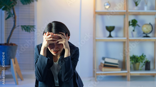 Konstfotografi 暗い部屋で落ち込むミドル女性。悩み、不安、心配、ストレス、うつ、絶望、メンタルヘルス、後悔、失敗