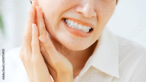 Konstfotografi Middle-aged woman with back tooth pain