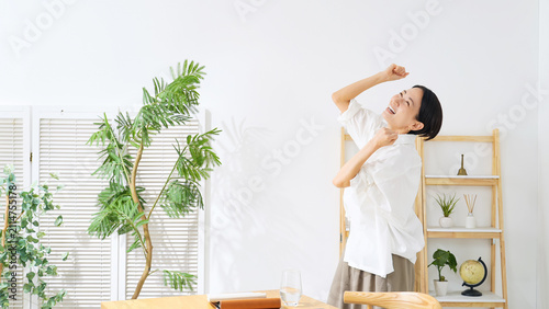 Fotografía リラックス、笑顔、踊る、嬉しい、喜ぶ、楽しい、元気、ダンス、満足、開放感、自由、主婦、女性、ミドル、一人、日本人、バンザイ、万歳、ガッツポーズ、リビング、部屋、