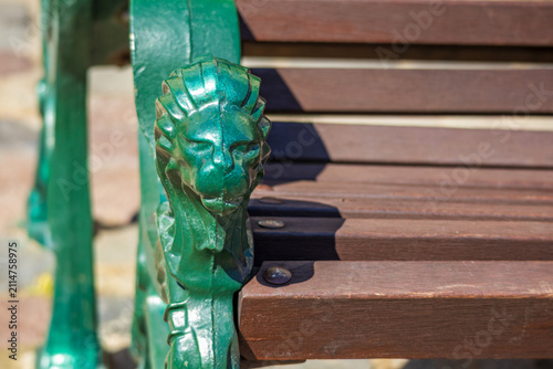 Obraz na płótnie Decorative lion head on cast iron park bench armrest close up