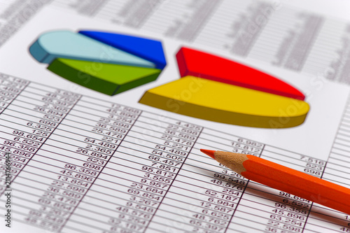 Fotografía Ein Stift liegt auf Tabellen mit vielen Zahlen  zur finanziellen Statistik und B