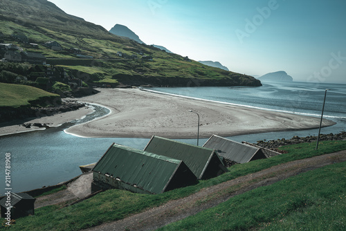 Foto Blick auf einen Strand und eine Bucht auf den Färöer Inseln