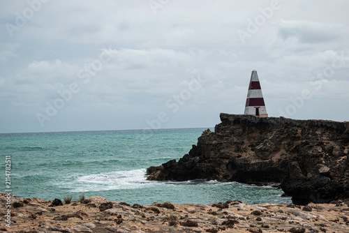 Foto Australia, the iconic Robe Obelisk standing proudly on Cape Dombey since 1855 is is a historic 12 meter-tall coastal landmark