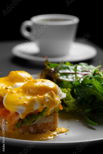 Konstfotografi Eggs benedict with hollandaise sauce and coffee