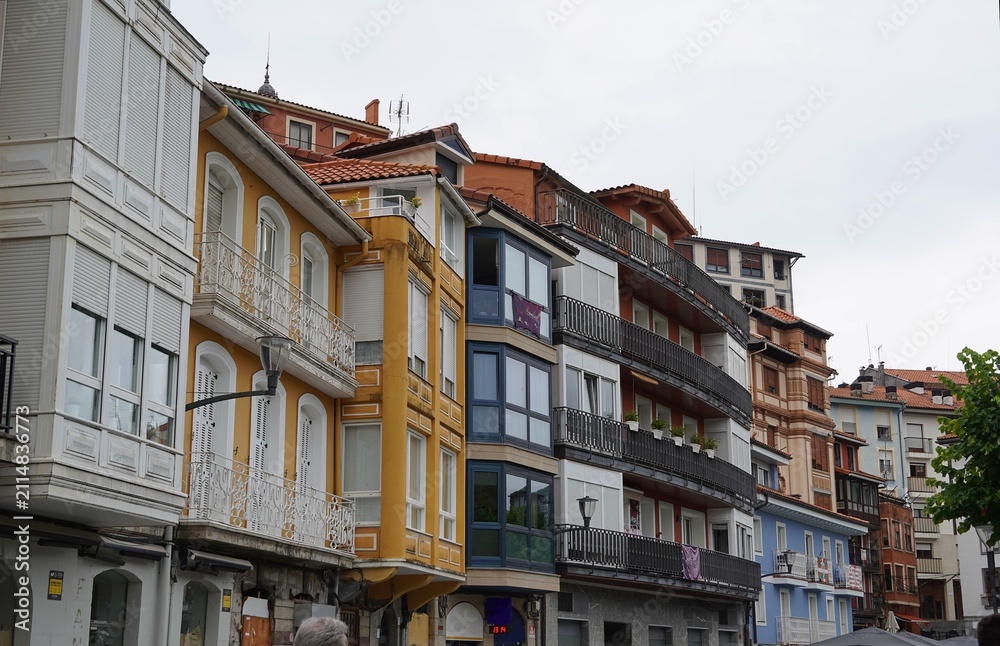 Obraz premium Residential buildings in the city of Bermeo, in Spain