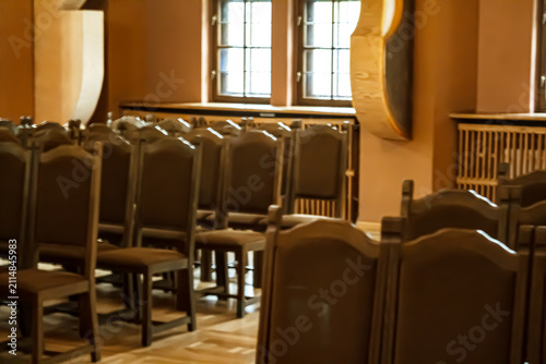 Foto Empty chairs in a warm lit hall