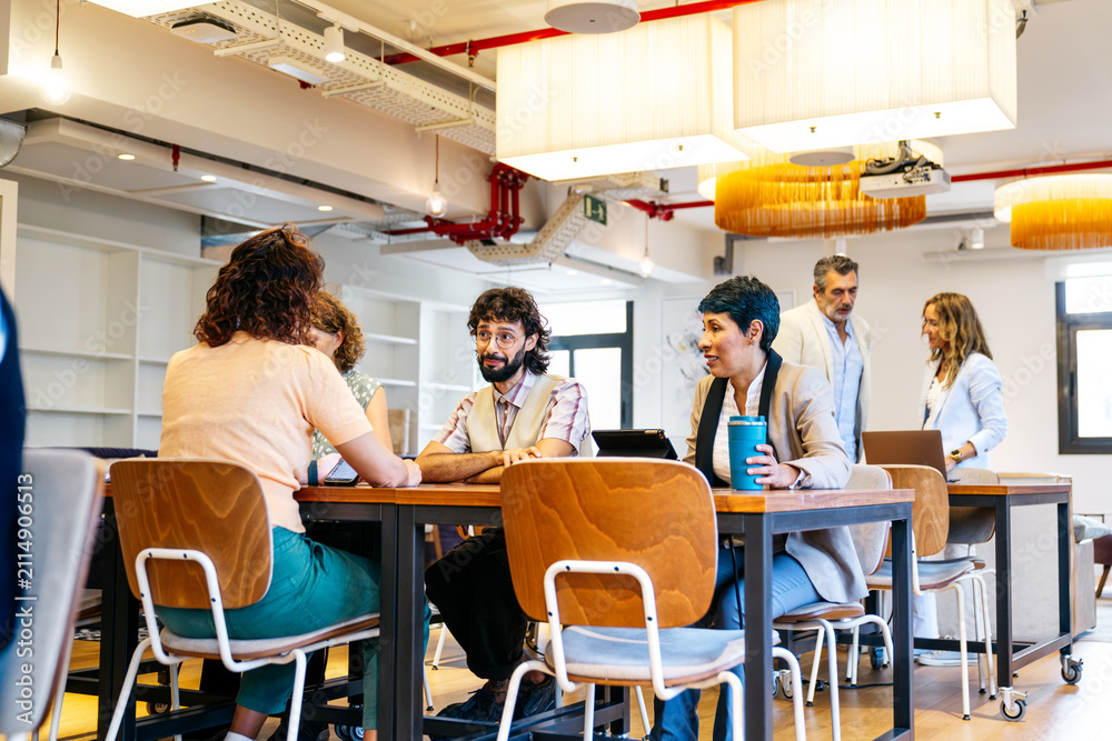 Obraz premium Coworkers gathering, discussing ideas, and networking in a shared office environment, fostering collaboration and innovation